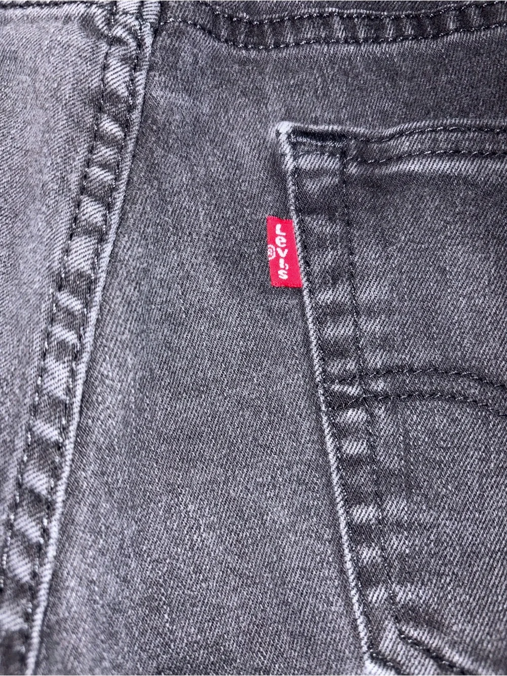 Levis slim straight
